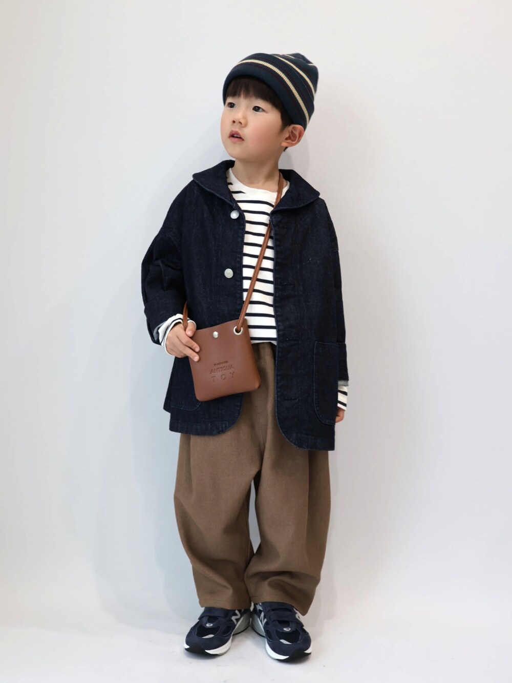 ブルー系のカバーオール、ブラウン系のショルダーバッグ、その他のトップスを着用したキッズの冬コーディネートの4枚目の写真