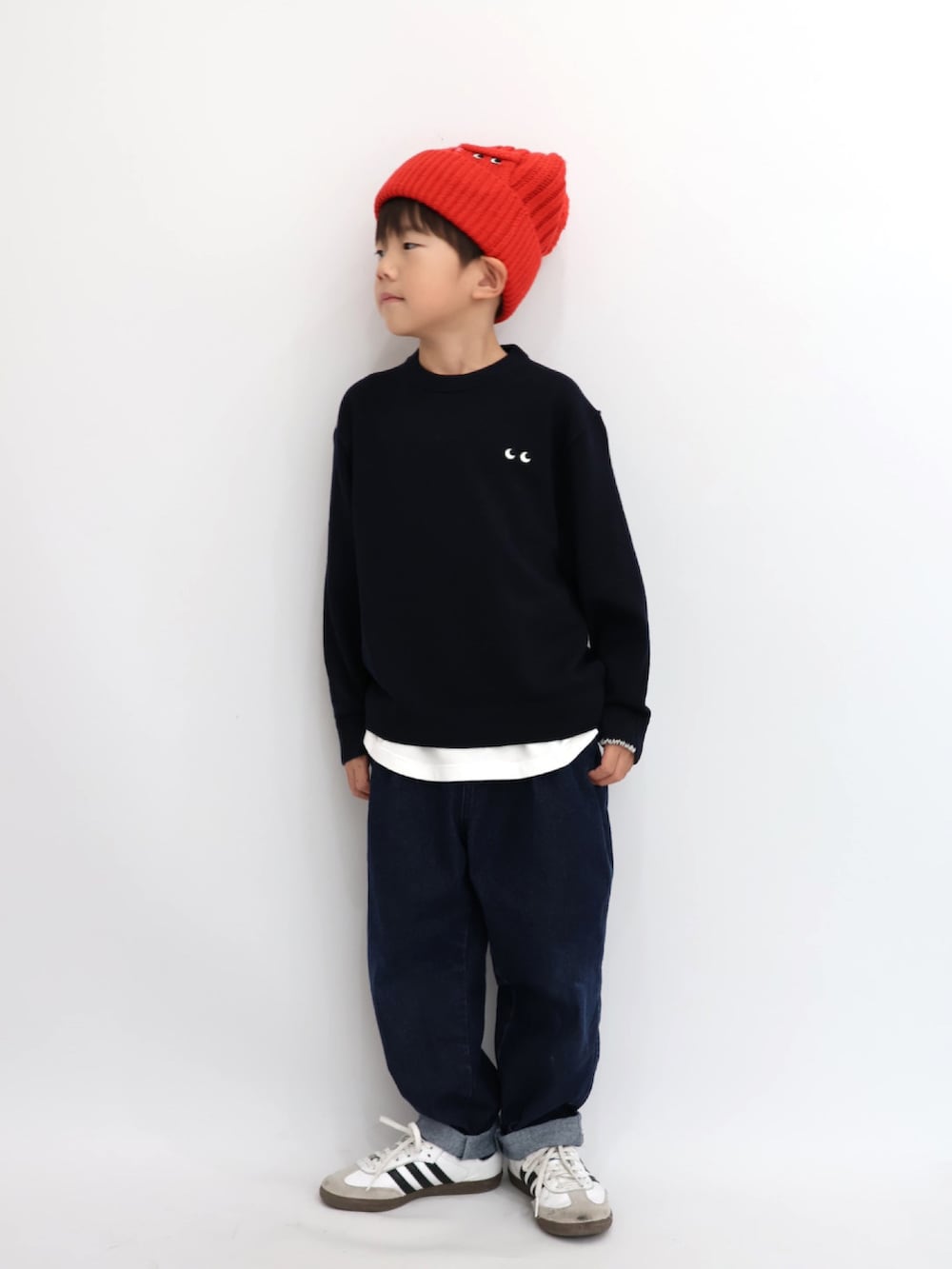 ブルー系のニット/セーター、ブルー系のパンツ、ホワイト系のスニーカーを着用したキッズの秋コーディネートの3枚目の写真