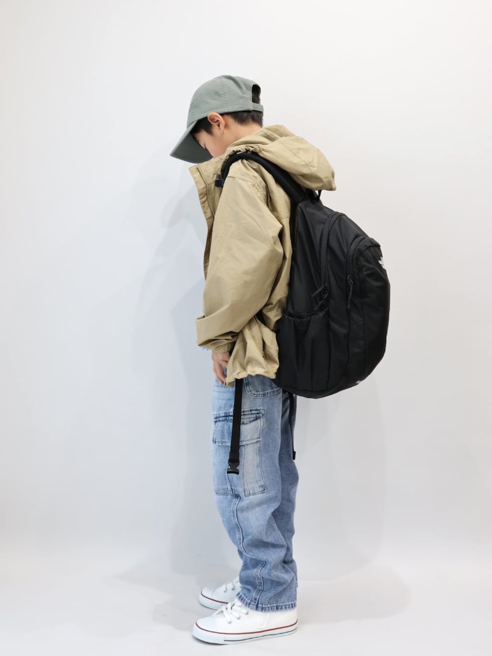 ブルー系のシャツ/ブラウス、ベージュ系のブルゾン、ブルー系のデニムパンツを着用したキッズの春コーディネートの3枚目の写真