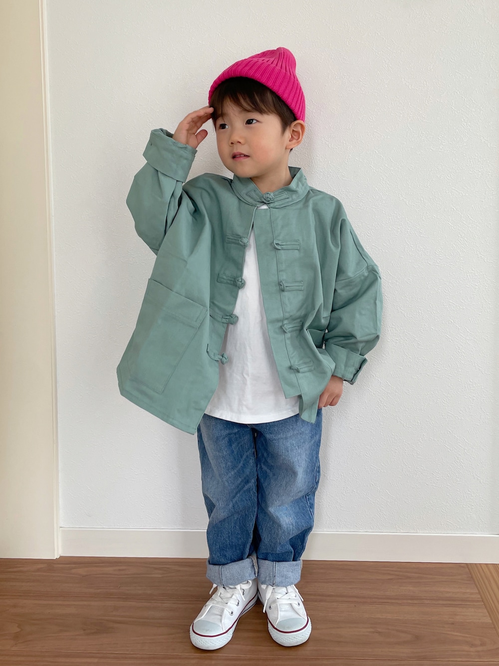 ブルー系のテーラードジャケット、ホワイト系のTシャツ/カットソー、ブルー系のデニムパンツを着用したキッズの冬コーディネートの2枚目の写真