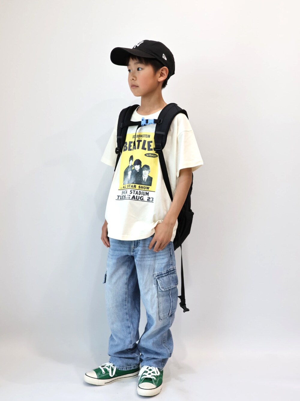 ホワイト系のTシャツ/カットソー、ブルー系のデニムパンツ、グリーン系のスニーカーを着用したキッズの春コーディネートの2枚目の写真