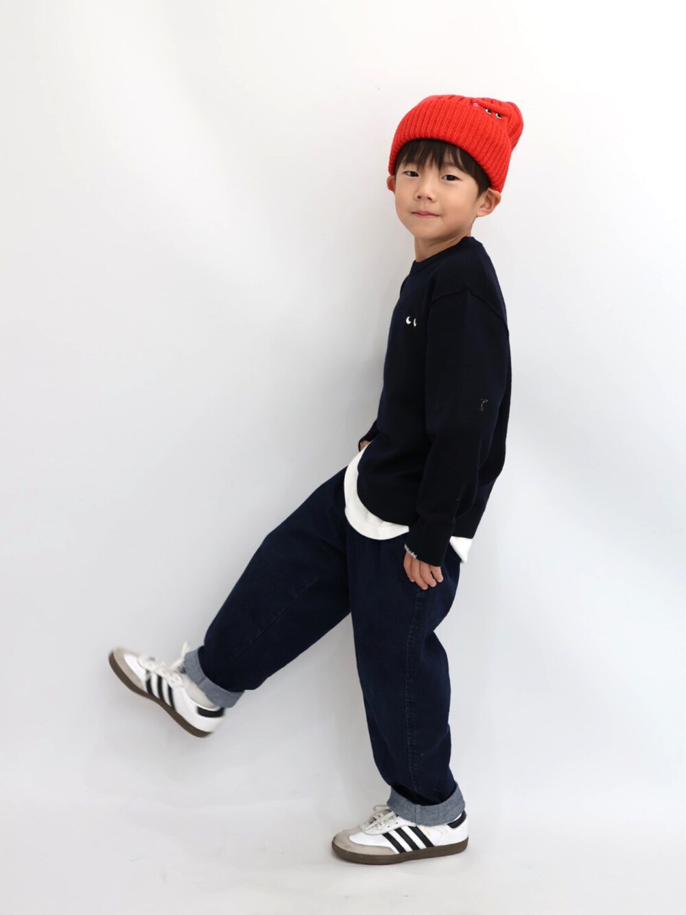 ブルー系のニット/セーター、ブルー系のパンツ、ホワイト系のスニーカーを着用したキッズの秋コーディネートの2枚目の写真
