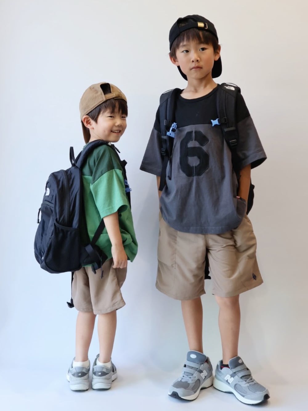 グリーン系のTシャツ/カットソー、グレー系のTシャツ/カットソー、ベージュ系のその他パンツを着用したキッズの夏コーディネートの5枚目の写真