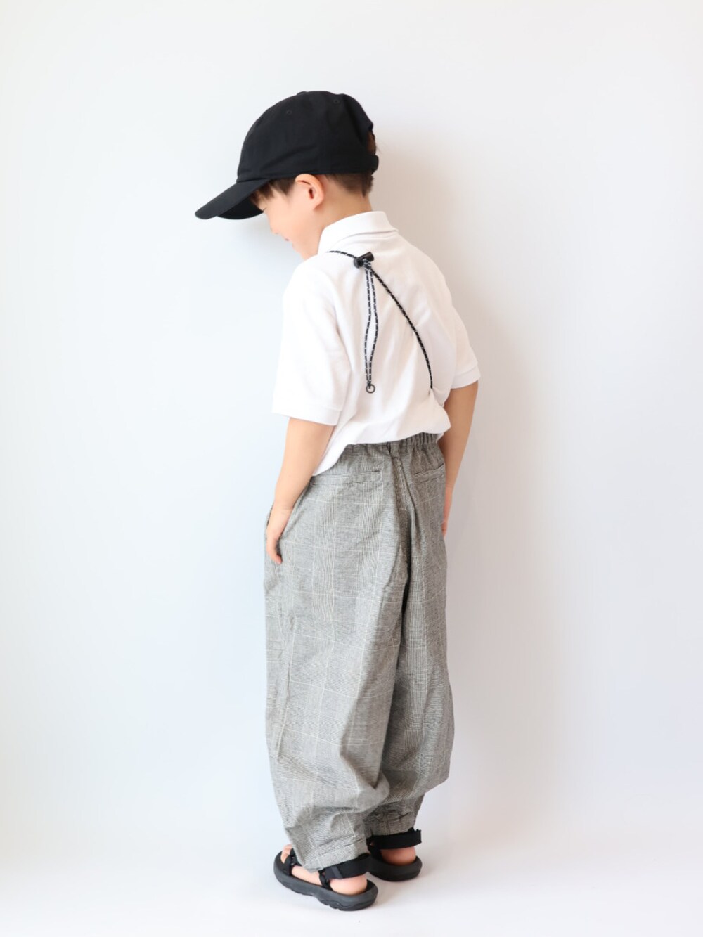 その他のその他パンツ、ブラック系のサンダル、ブラック系のキャップを着用したキッズの夏コーディネートの5枚目の写真