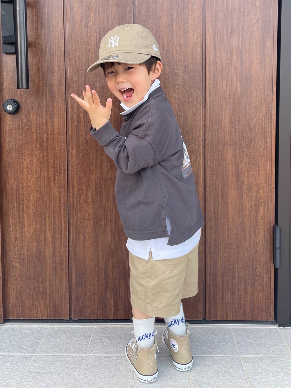 グレー系のTシャツ/カットソー、ホワイト系のトップス、ベージュ系のパンツを着用したキッズの春コーディネートの5枚目の写真
