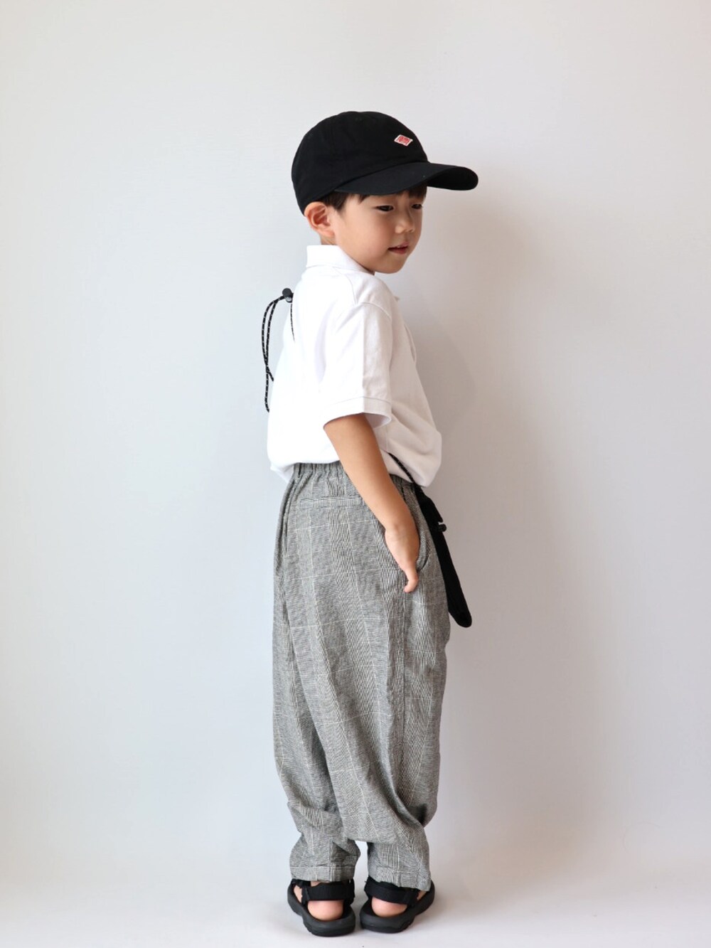 その他のその他パンツ、ブラック系のサンダル、ブラック系のキャップを着用したキッズの夏コーディネートの4枚目の写真