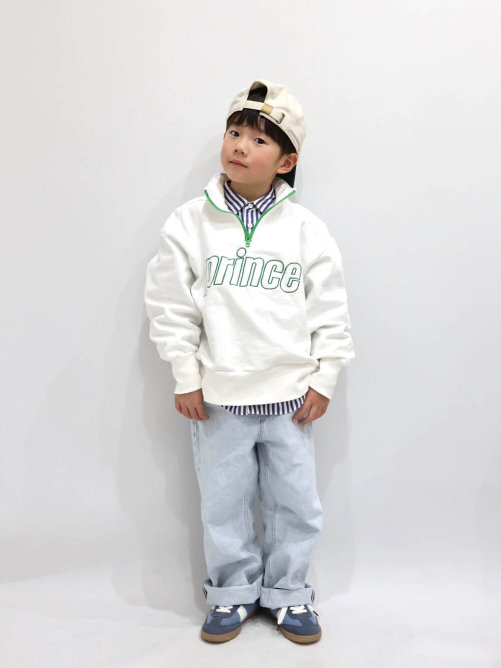 ホワイト系のスウェット、ホワイト系のパンツ、ブルー系のシューズを着用したキッズの冬コーディネートの2枚目の写真