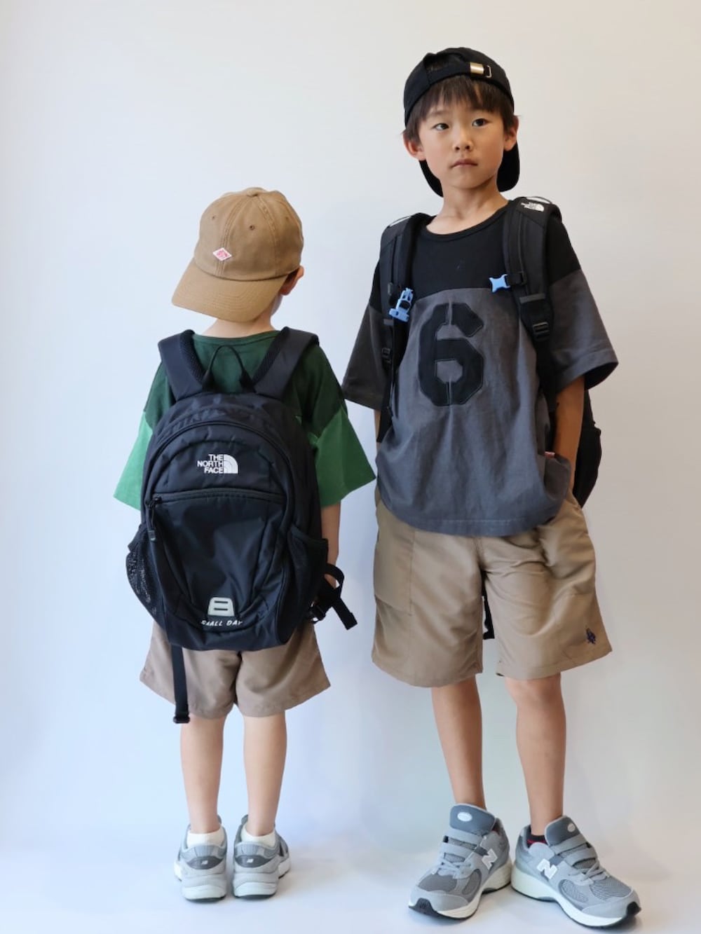 グリーン系のTシャツ/カットソー、グレー系のTシャツ/カットソー、ベージュ系のその他パンツを着用したキッズの夏コーディネートの4枚目の写真