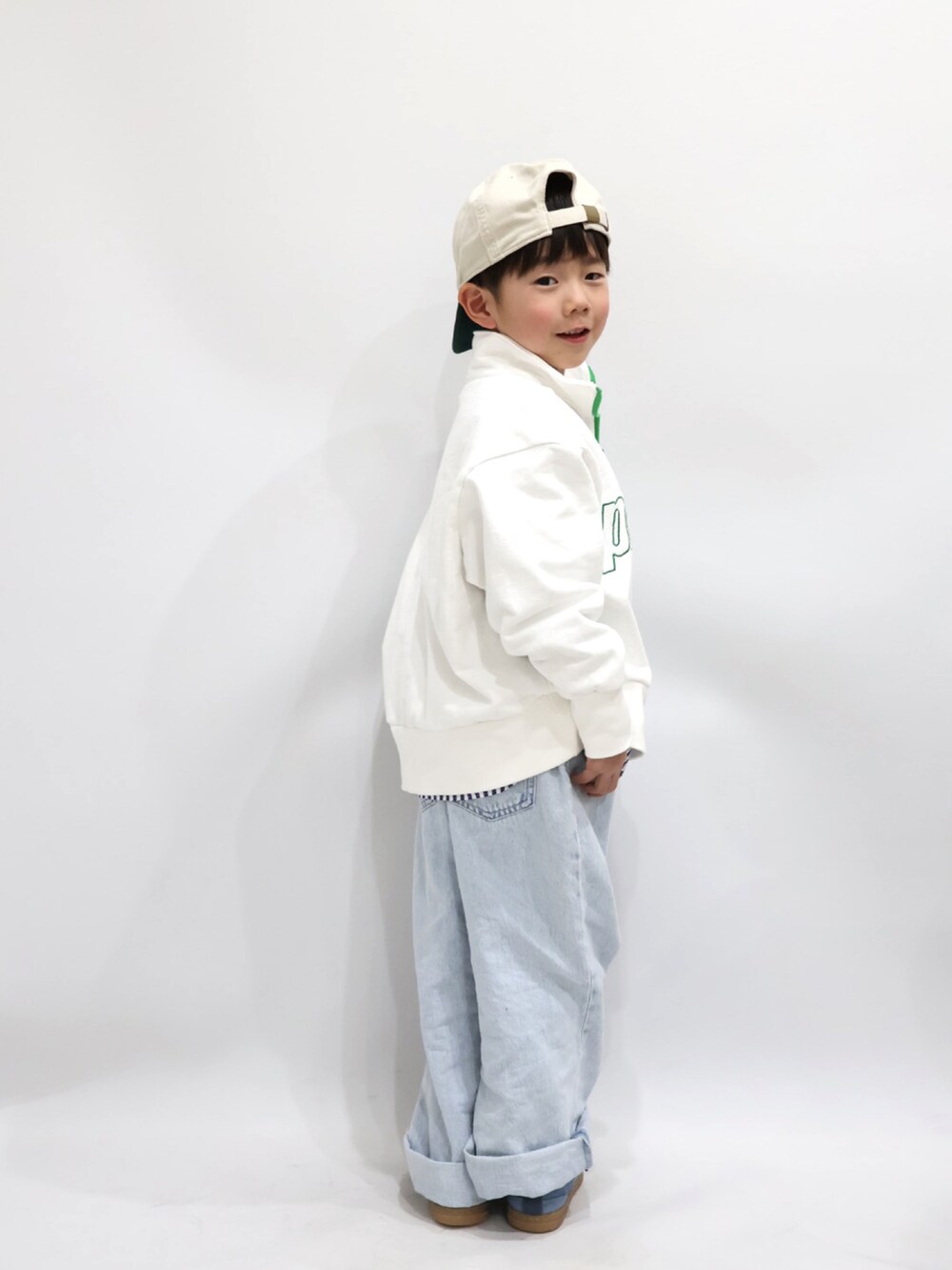 ホワイト系のスウェット、ホワイト系のパンツ、ブルー系のシューズを着用したキッズの冬コーディネートの4枚目の写真