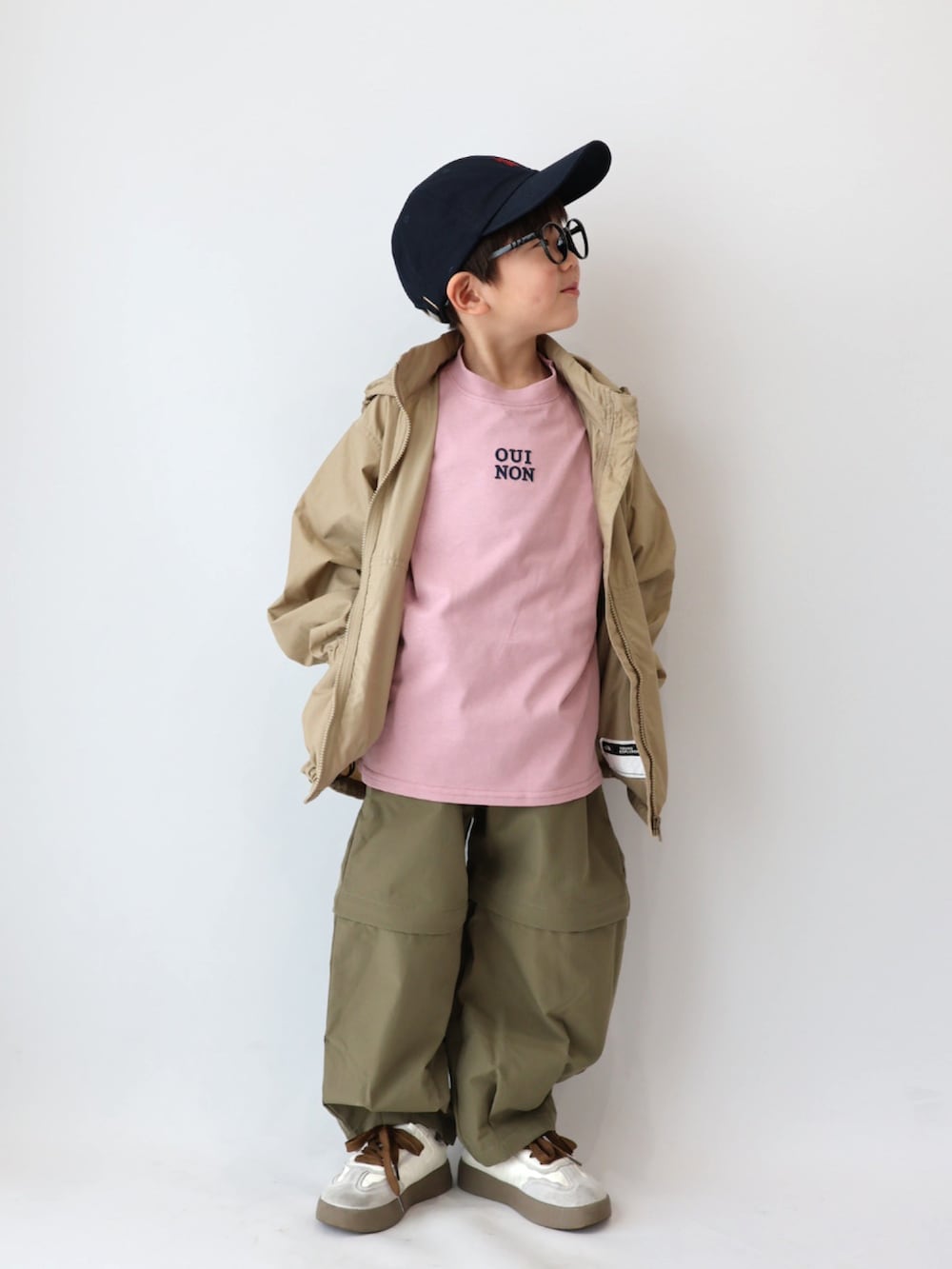 ピンク系のTシャツ/カットソー、グリーン系のパンツ、ベージュ系のブルゾンを着用したキッズの春コーディネートの3枚目の写真