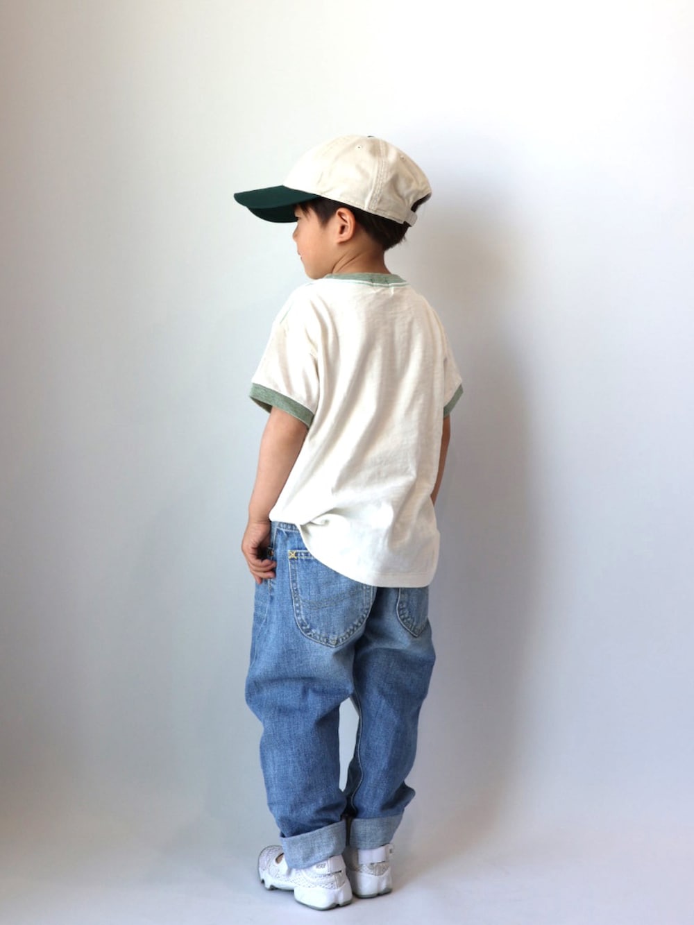 ホワイト系のトップス、ホワイト系のスニーカー、ホワイト系のキャップを着用したキッズの春コーディネートの5枚目の写真