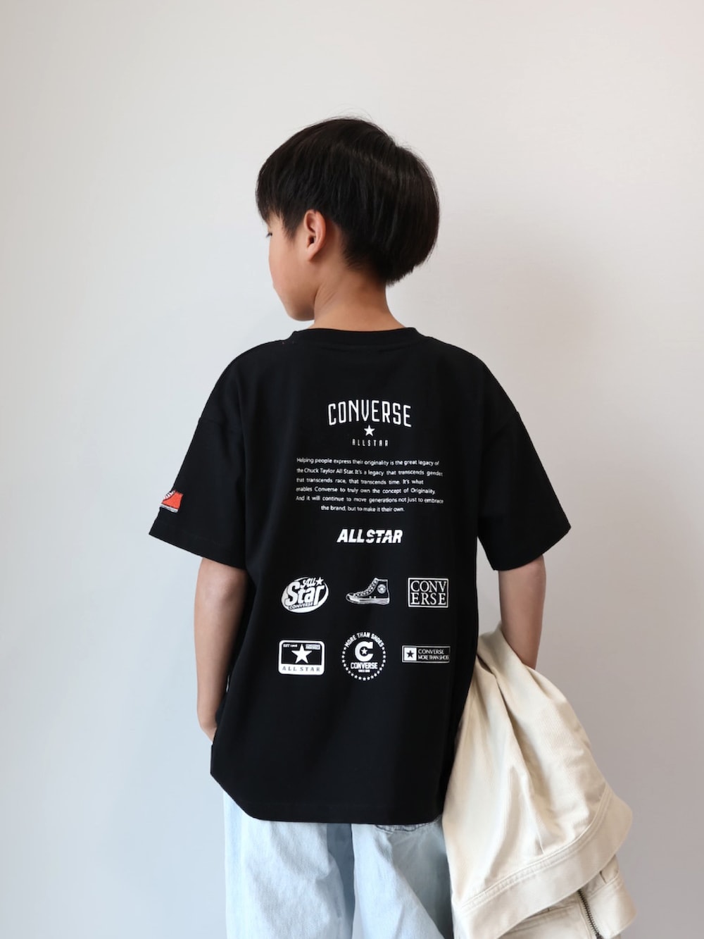 ホワイト系のジャケット/アウター、ブルー系のデニムパンツ、ブルー系のシューズを着用したキッズの春コーディネートの2枚目の写真