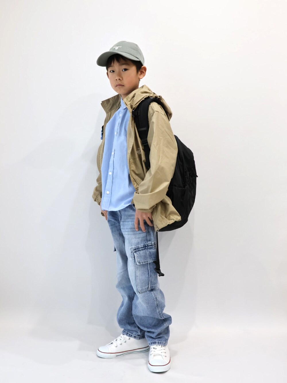 ブルー系のシャツ/ブラウス、ベージュ系のブルゾン、ブルー系のデニムパンツを着用したキッズの春コーディネートの2枚目の写真