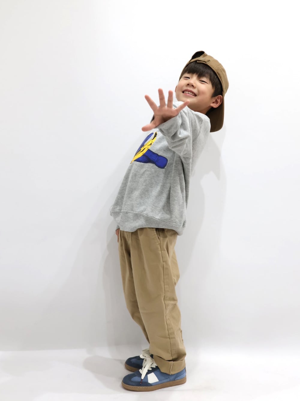 「キャップ、秋コーデ、秋服準備はじめました、チノパン、スウェット、スニーカー、ストリート、カジュアルコーデ、お出かけコーデ、休日スタイル、プチプラ、UNIQLO」｜「DANTONのDANTON | ポリエステルサージ 6Pキャップ（キャップ、イエロー系）」を使った、Nana…Haku…‪‪さん（キッズ・110cm）の秋コーディネートの3枚目の写真