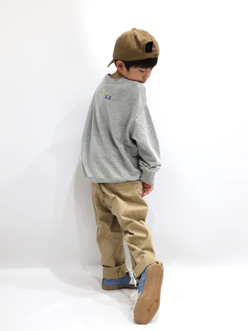 「キャップ、秋コーデ、秋服準備はじめました、チノパン、スウェット、スニーカー、ストリート、カジュアルコーデ、お出かけコーデ、休日スタイル、プチプラ、UNIQLO」｜「DANTONのDANTON | ポリエステルサージ 6Pキャップ（キャップ、イエロー系）」を使った、Nana…Haku…‪‪さん（キッズ・110cm）の秋コーディネートの5枚目の写真