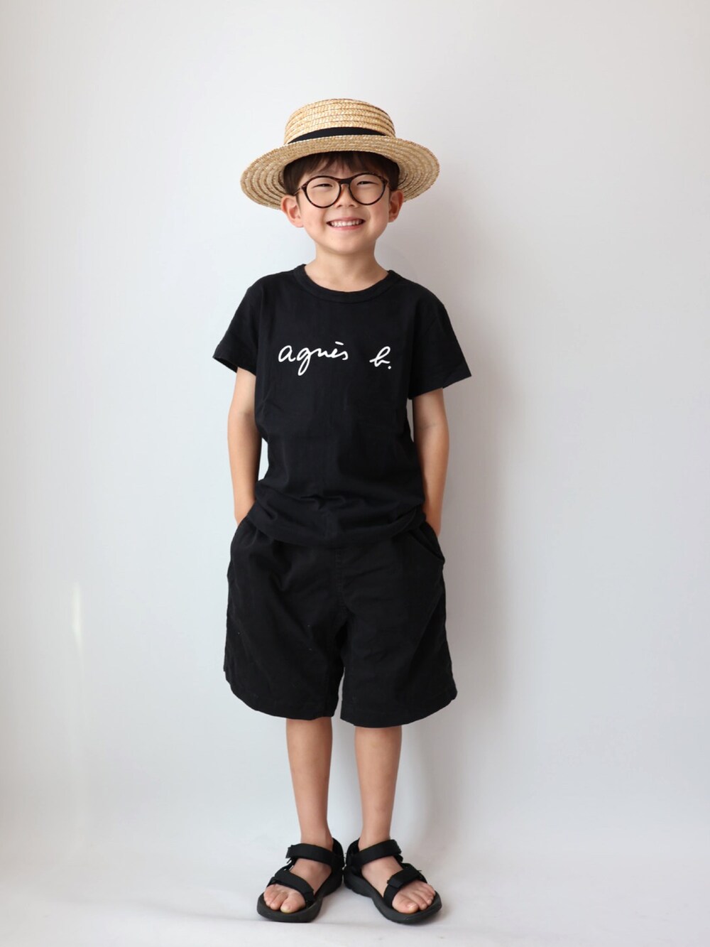 ブラック系のTシャツ/カットソー、ブラック系のその他パンツ、ブラック系のサンダルを着用したキッズの夏コーディネートの2枚目の写真