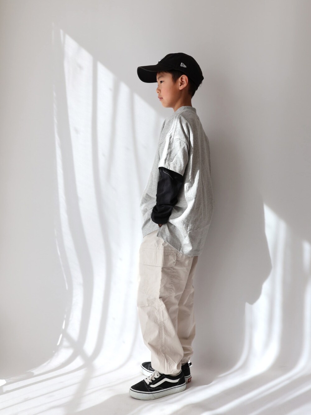 グレー系のTシャツ/カットソー、ブラック系のTシャツ/カットソー、ベージュ系のパンツを着用したキッズの春コーディネートの2枚目の写真