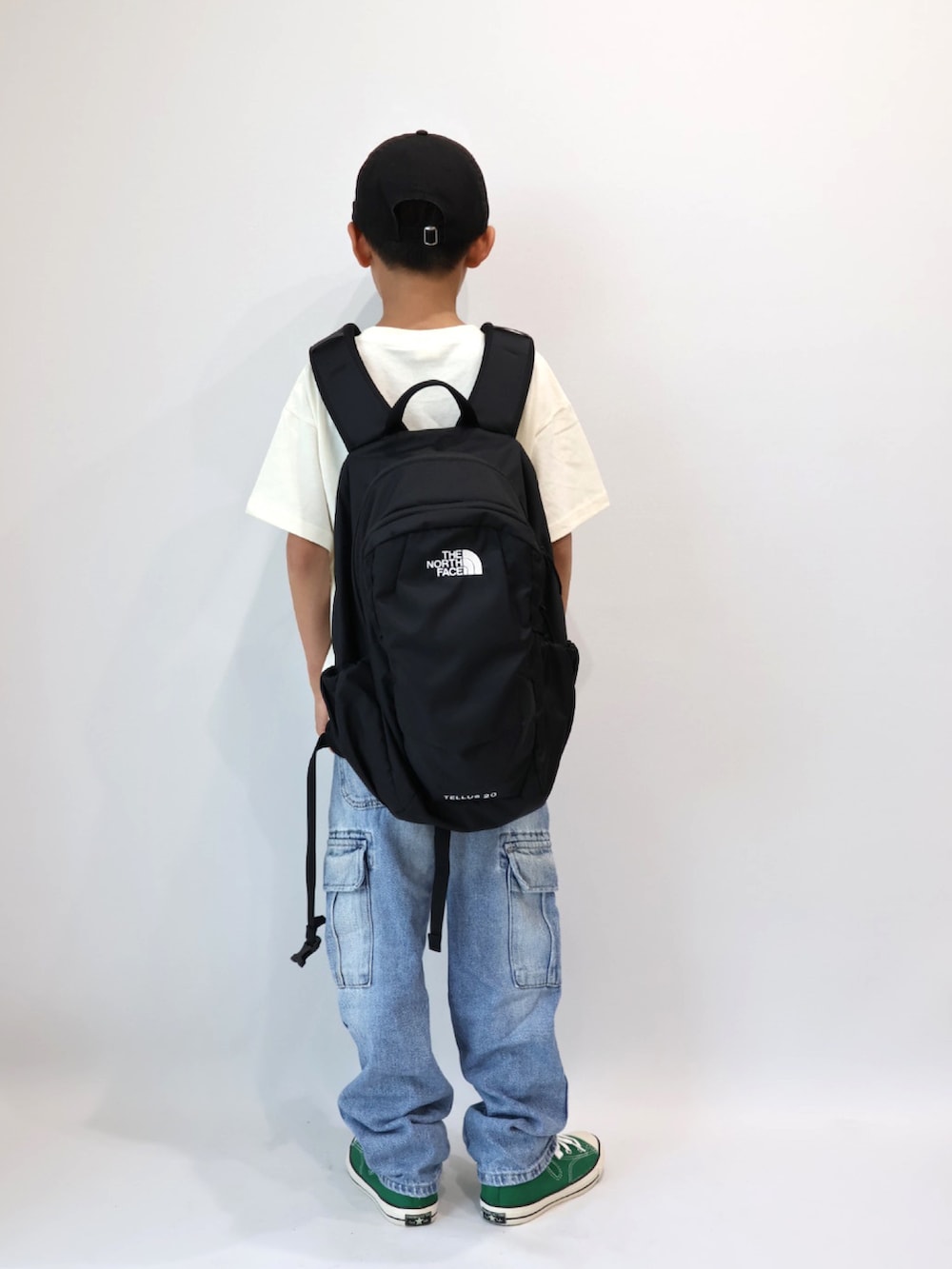 ホワイト系のTシャツ/カットソー、ブルー系のデニムパンツ、グリーン系のスニーカーを着用したキッズの春コーディネートの4枚目の写真