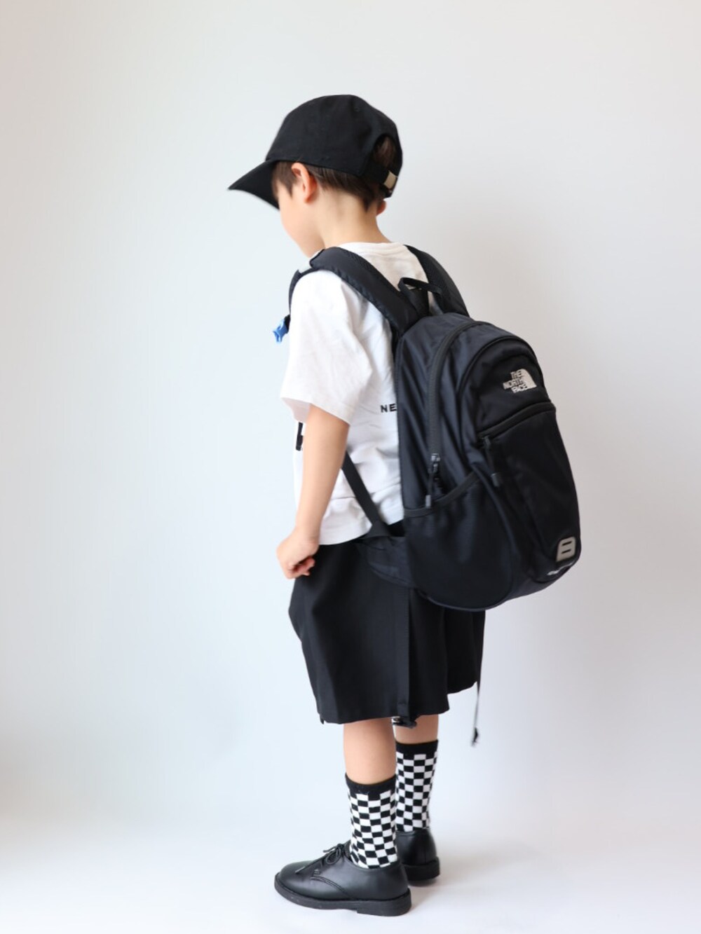 ホワイト系のTシャツ/カットソー、ブラック系のその他パンツ、ブラック系のその他シューズを着用したキッズの夏コーディネートの3枚目の写真