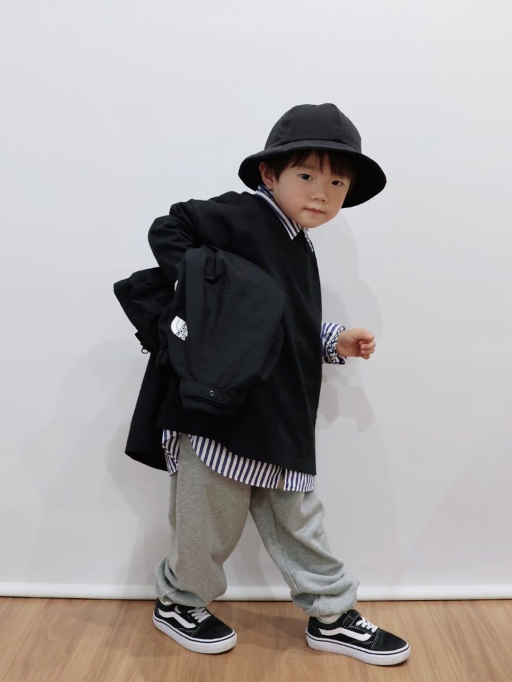 ブラック系のTシャツ/カットソー、ブルー系のシャツ/ブラウス、グレー系のその他パンツを着用したキッズの秋コーディネートの2枚目の写真