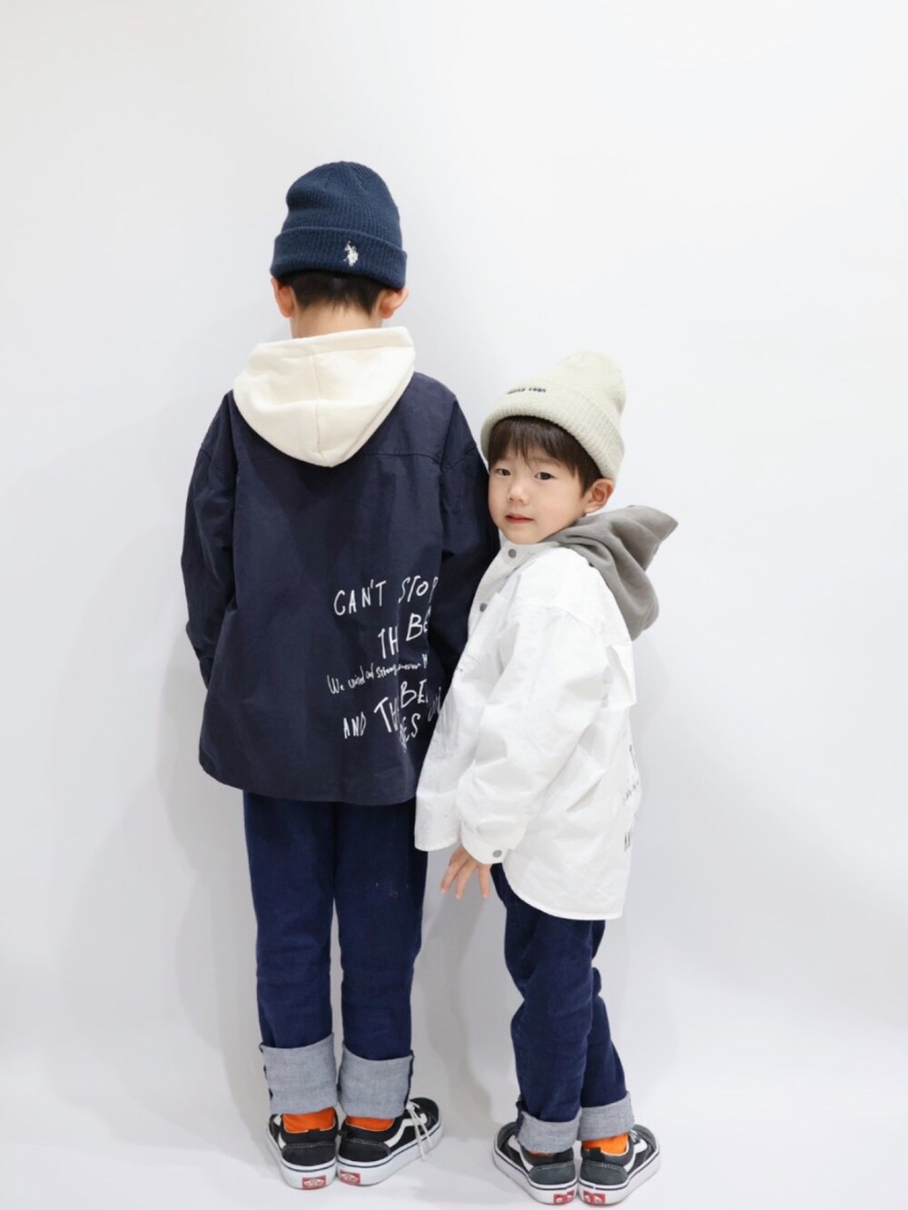 ブルー系のシャツ/ブラウス、ブルー系のデニムパンツ、ブラック系のスニーカーを着用したキッズの春コーディネートの4枚目の写真