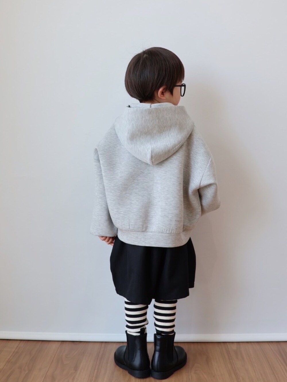 グレー系のパーカー、ブラック系のその他パンツ、ブラック系のブーツを着用したキッズの冬コーディネートの5枚目の写真