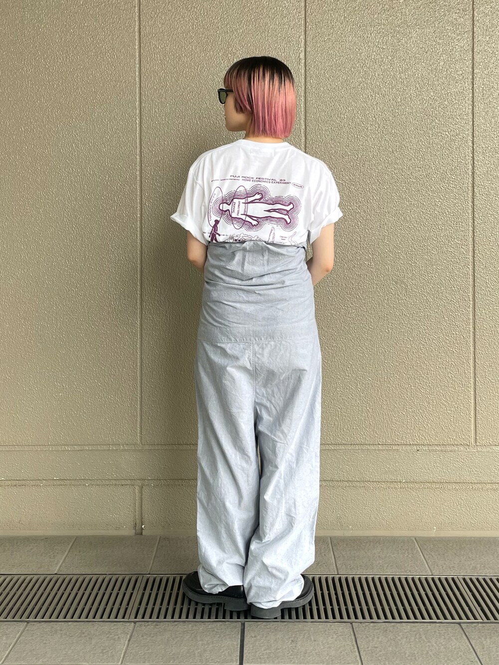 ブルー系のつなぎ/オールインワン、ブラック系のローファー、ブラック系のショルダーバッグを着用したレディースの夏コーディネートの2枚目の写真