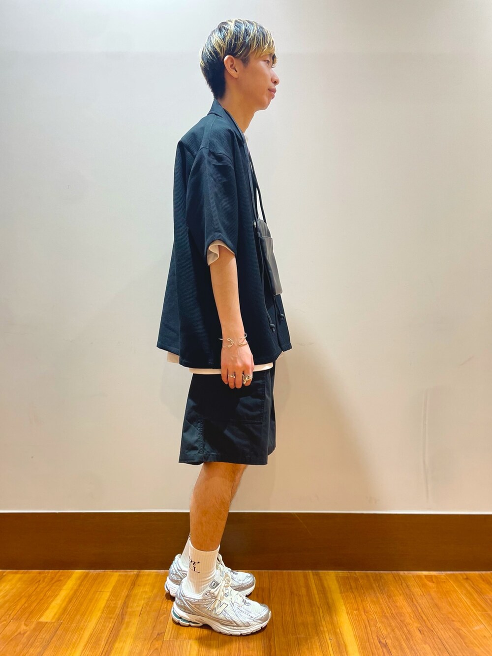 ブラック系のシャツ/ブラウス、ホワイト系のTシャツ/カットソー、ブラック系のショルダーバッグを着用したメンズの夏コーディネートの4枚目の写真