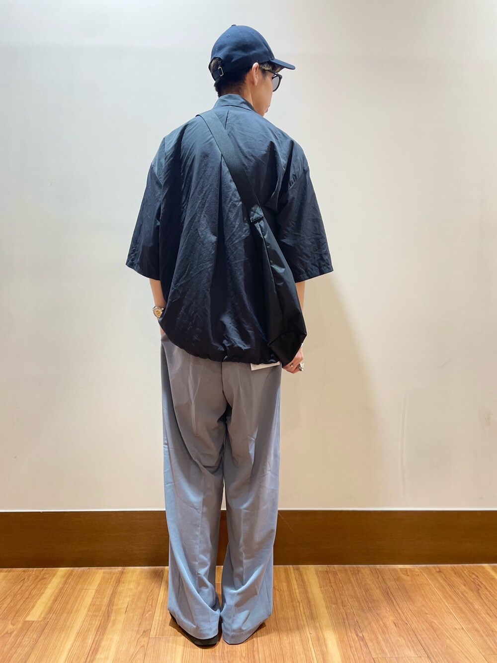 ブラック系のシャツ/ブラウス、グレー系のその他パンツを着用したメンズの夏コーディネートの2枚目の写真