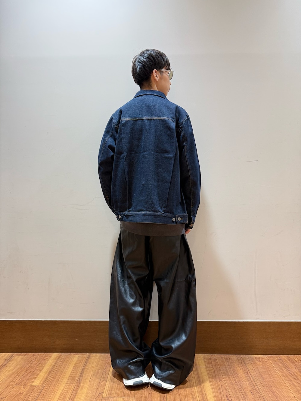 グレー系のニット/セーター、ブルー系のデニムジャケット、ホワイト系のTシャツ/カットソーを着用したメンズの秋コーディネートの3枚目の写真