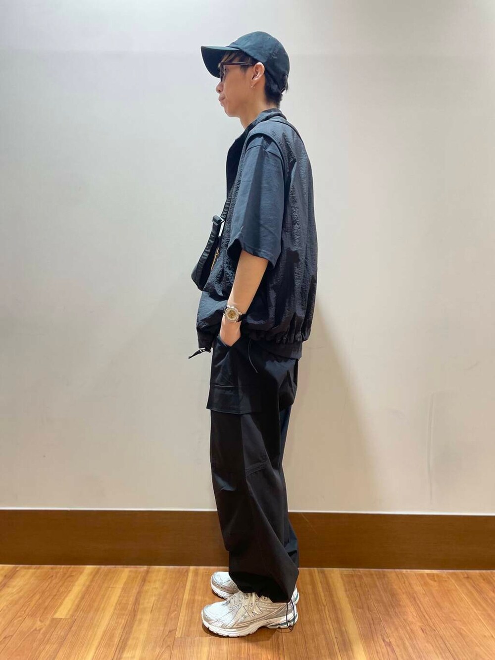 ブラック系のショルダーバッグ、ブラック系のその他アウター、ブラック系のその他パンツを着用したメンズの夏コーディネートの2枚目の写真