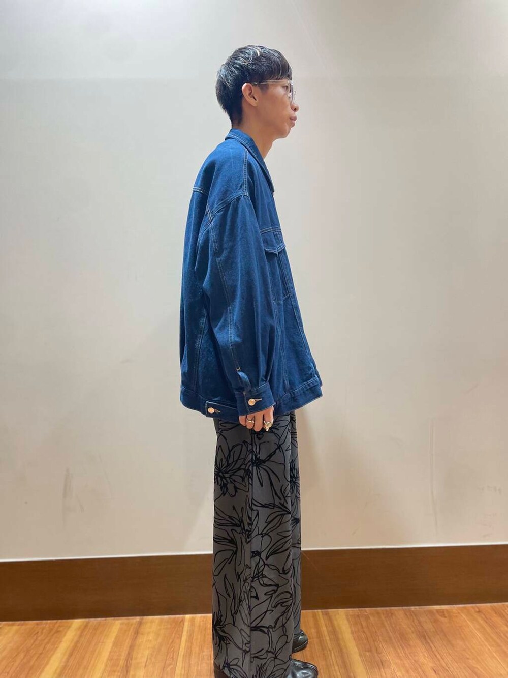 ホワイト系のTシャツ/カットソー、ブルー系のデニムジャケット、ホワイト系のTシャツ/カットソーを着用したメンズの秋コーディネートの4枚目の写真