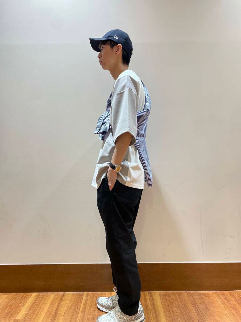 ホワイト系のTシャツ/カットソー、ホワイト系のTシャツ/カットソー、ブラック系のその他パンツを着用したメンズの夏コーディネートの2枚目の写真