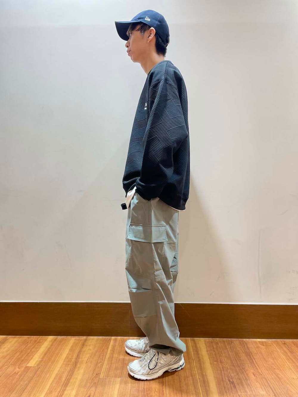 ベージュ系のショルダーバッグ、ホワイト系のTシャツ/カットソー、グレー系のカーゴパンツを着用したメンズの夏コーディネートの2枚目の写真