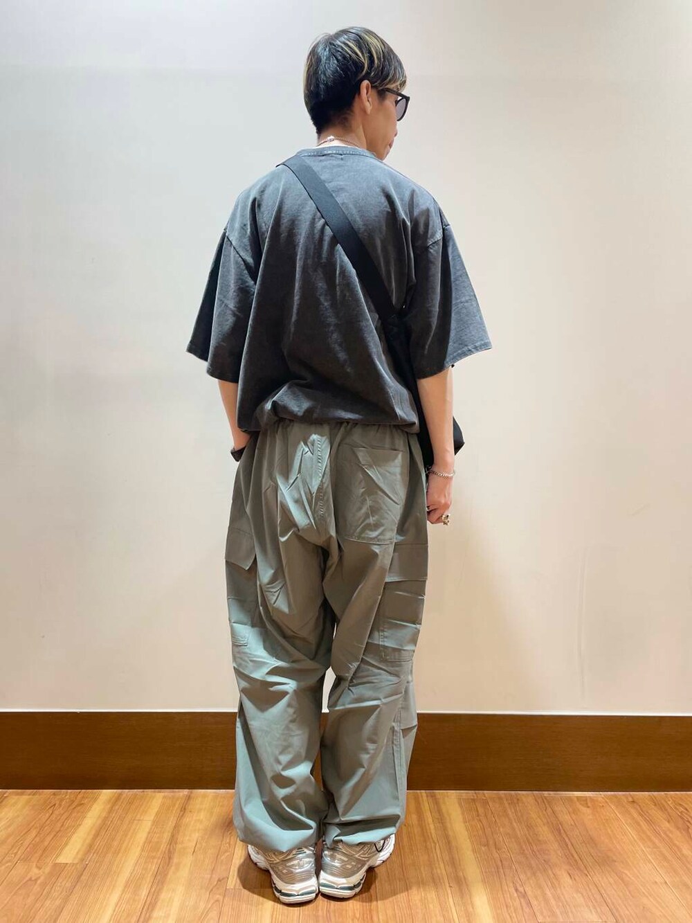 ホワイト系のTシャツ/カットソー、ブラック系のショルダーバッグ、グレー系のカーゴパンツを着用したメンズの夏コーディネートの3枚目の写真