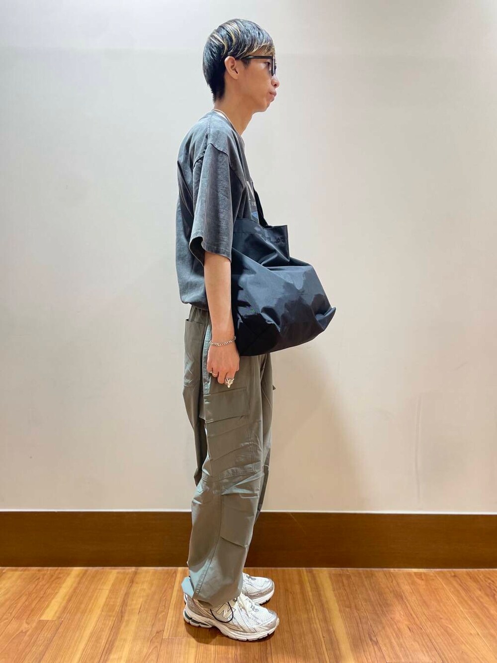 ホワイト系のTシャツ/カットソー、ブラック系のショルダーバッグ、グレー系のカーゴパンツを着用したメンズの夏コーディネートの4枚目の写真