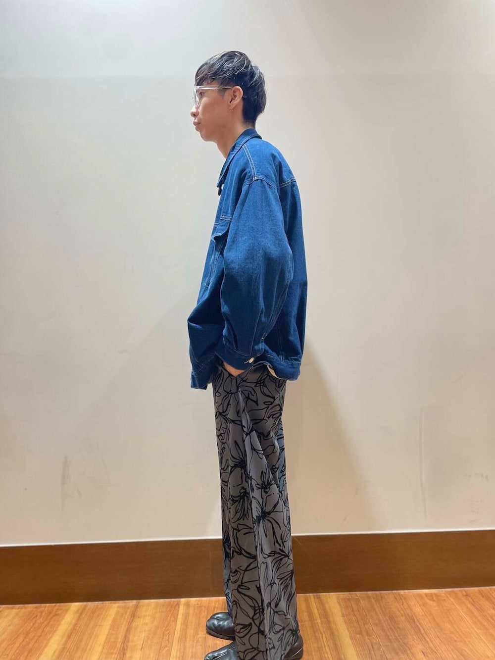 ホワイト系のTシャツ/カットソー、ブルー系のデニムジャケット、ホワイト系のTシャツ/カットソーを着用したメンズの秋コーディネートの2枚目の写真