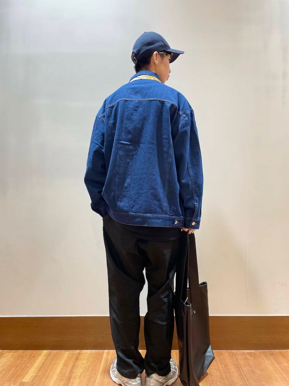 ホワイト系のTシャツ/カットソー、ブラック系のトートバッグ、ブラック系のTシャツ/カットソーを着用したメンズの夏コーディネートの3枚目の写真