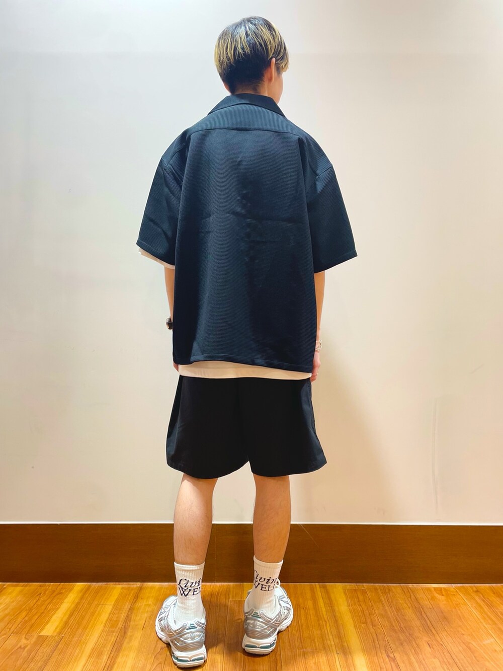 ブラック系のシャツ/ブラウス、ホワイト系のTシャツ/カットソー、ブラック系のショルダーバッグを着用したメンズの夏コーディネートの3枚目の写真