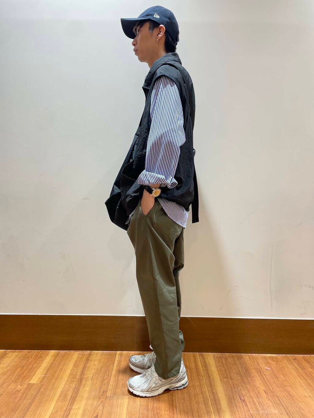 ホワイト系のTシャツ/カットソー、ブラック系のその他アウター、ブラック系のショルダーバッグを着用したメンズの夏コーディネートの2枚目の写真