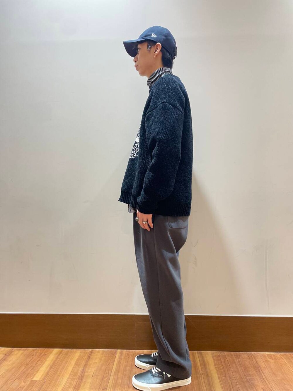 その他のTシャツ/カットソー、ブラック系のスニーカー、ブラック系のニット/セーターを着用したメンズの冬コーディネートの2枚目の写真