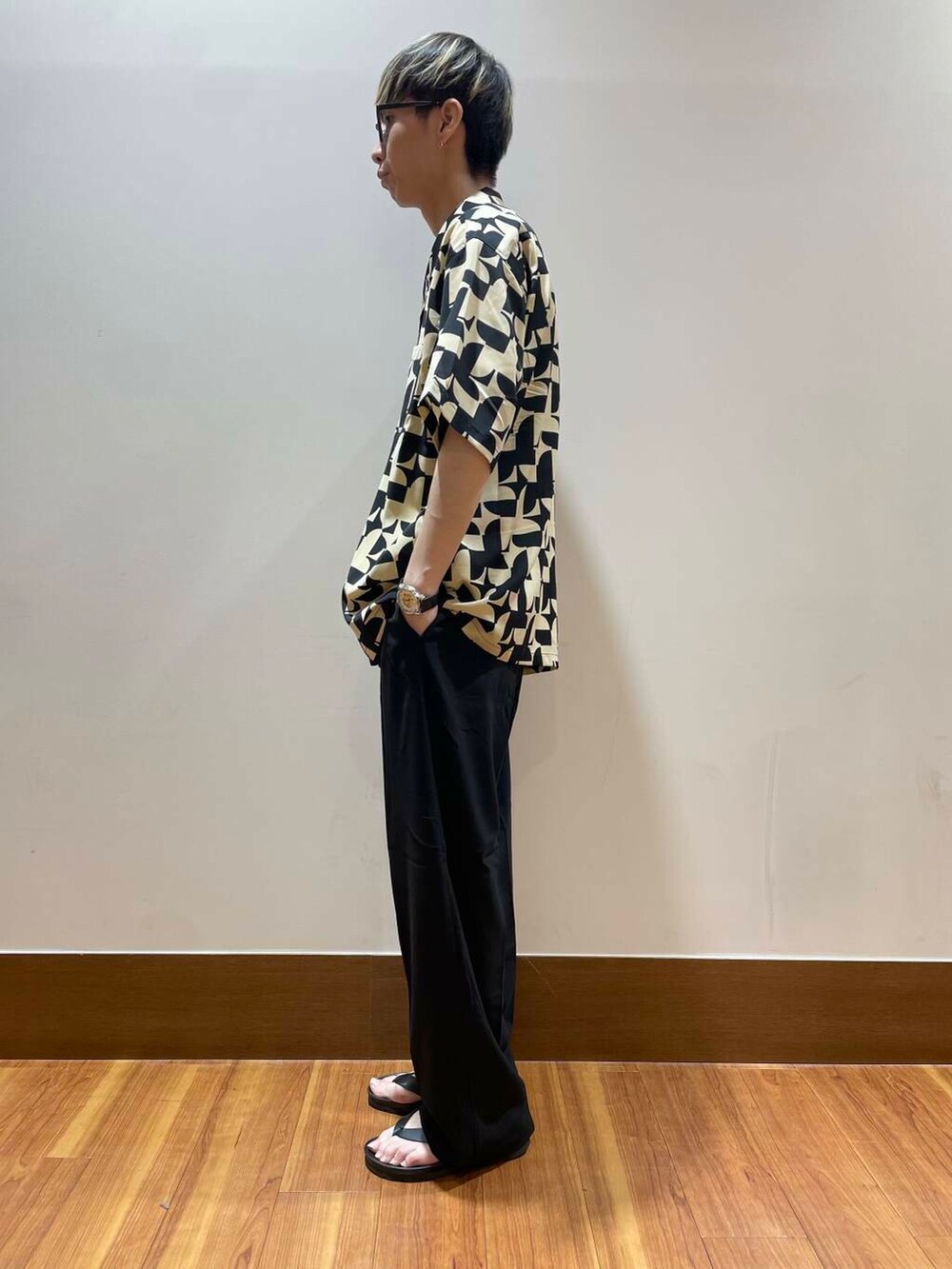 ホワイト系のTシャツ/カットソー、ブラック系のその他パンツ、その他のシャツ/ブラウスを着用したメンズの夏コーディネートの2枚目の写真