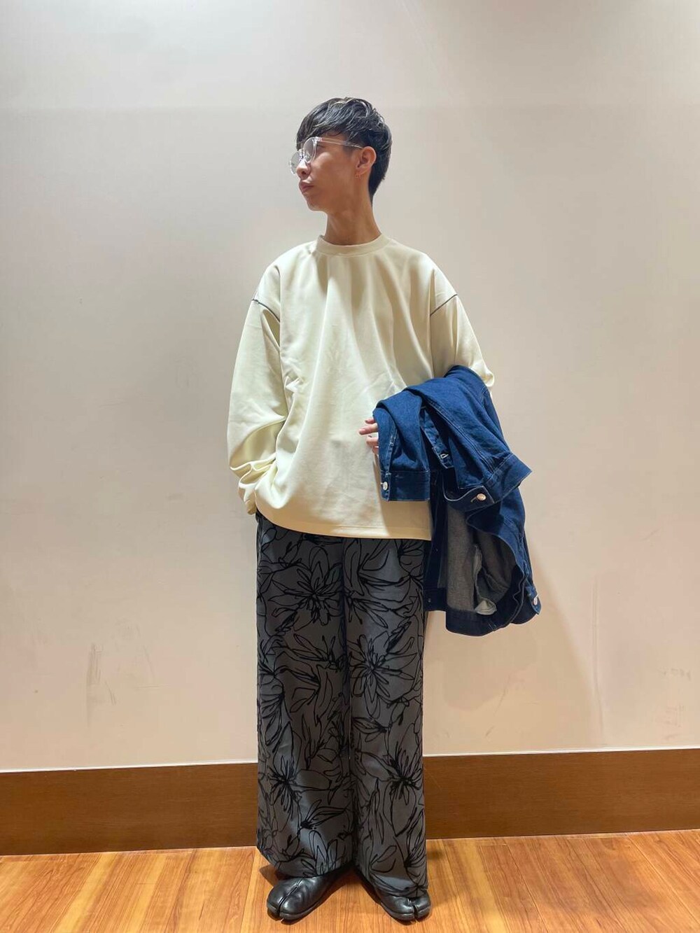 ホワイト系のTシャツ/カットソー、ブルー系のデニムジャケット、ホワイト系のTシャツ/カットソーを着用したメンズの秋コーディネートの5枚目の写真