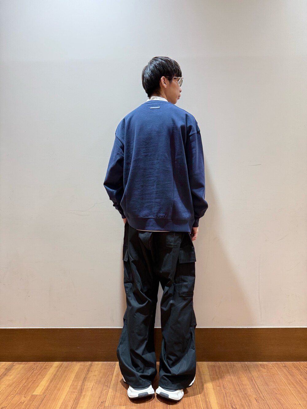 ホワイト系のTシャツ/カットソー、ブルー系のスウェット、ブラック系のその他パンツを着用したメンズの秋コーディネートの3枚目の写真