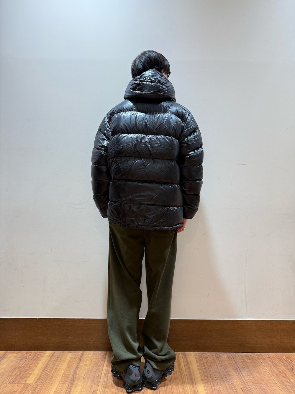 その他のスウェット、グリーン系のその他パンツ、ブラック系のスニーカーを着用したメンズの冬コーディネートの3枚目の写真