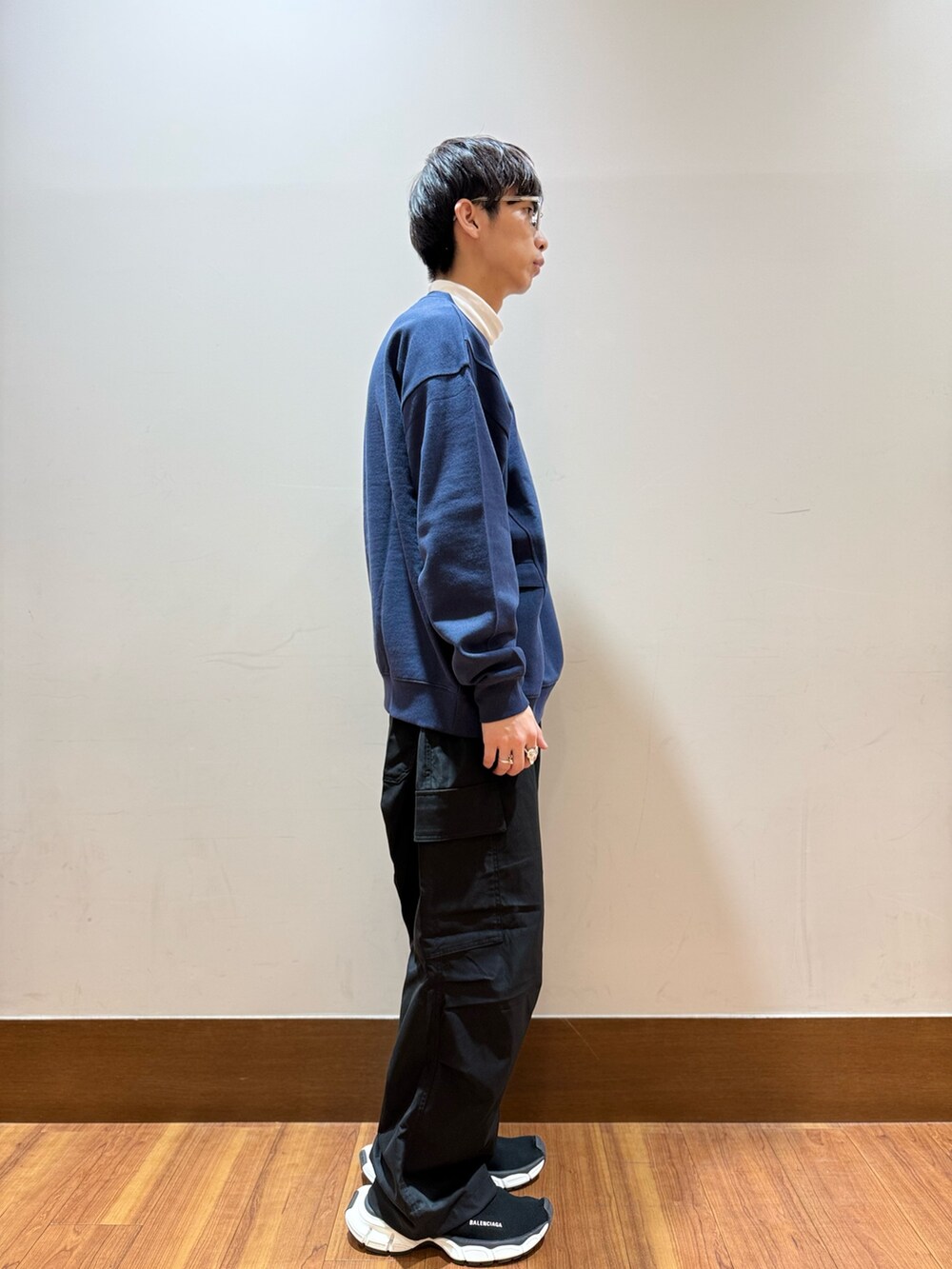 ホワイト系のTシャツ/カットソー、ブルー系のスウェット、ブラック系のその他パンツを着用したメンズの秋コーディネートの4枚目の写真