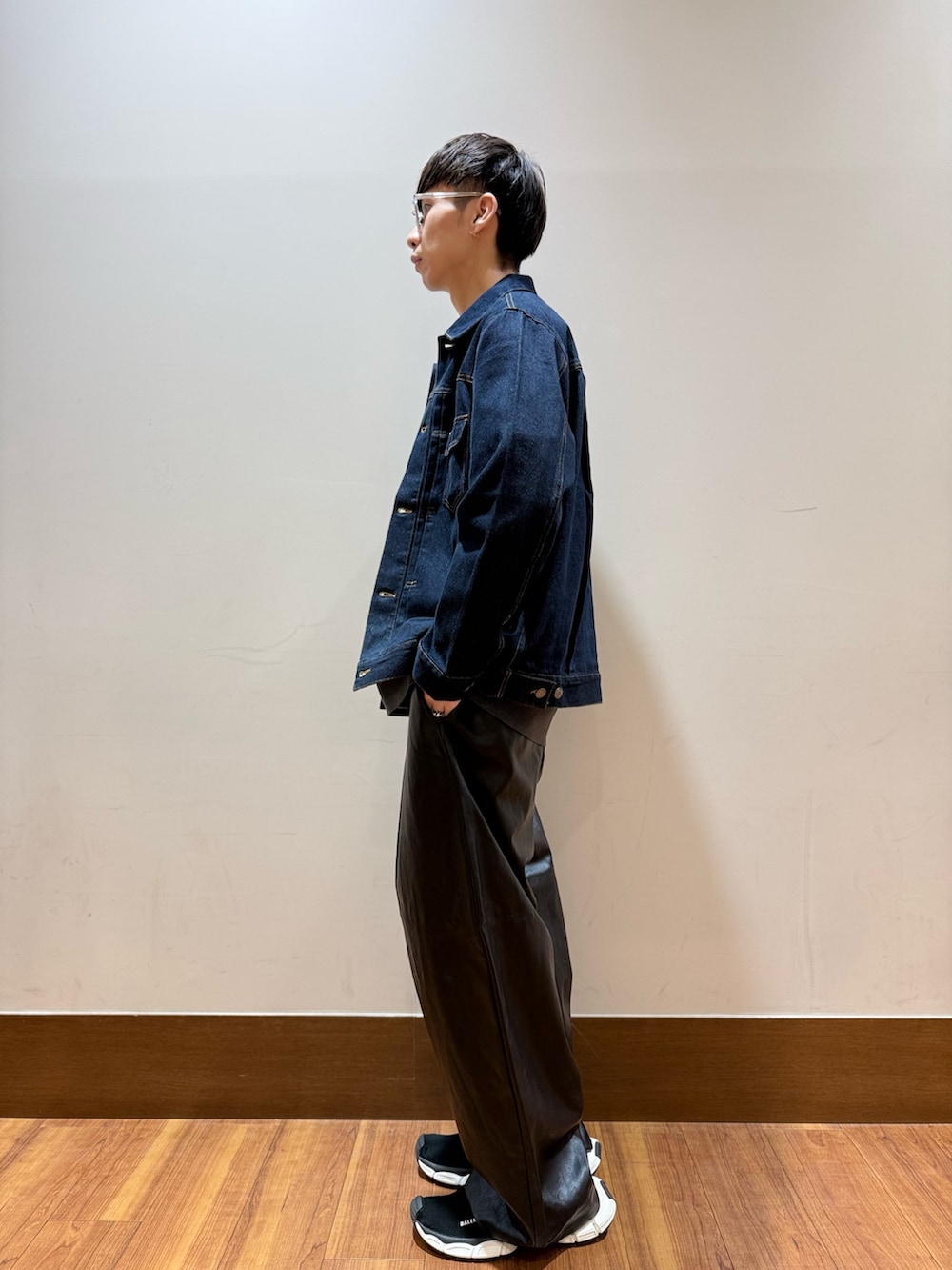 グレー系のニット/セーター、ブルー系のデニムジャケット、ホワイト系のTシャツ/カットソーを着用したメンズの秋コーディネートの2枚目の写真