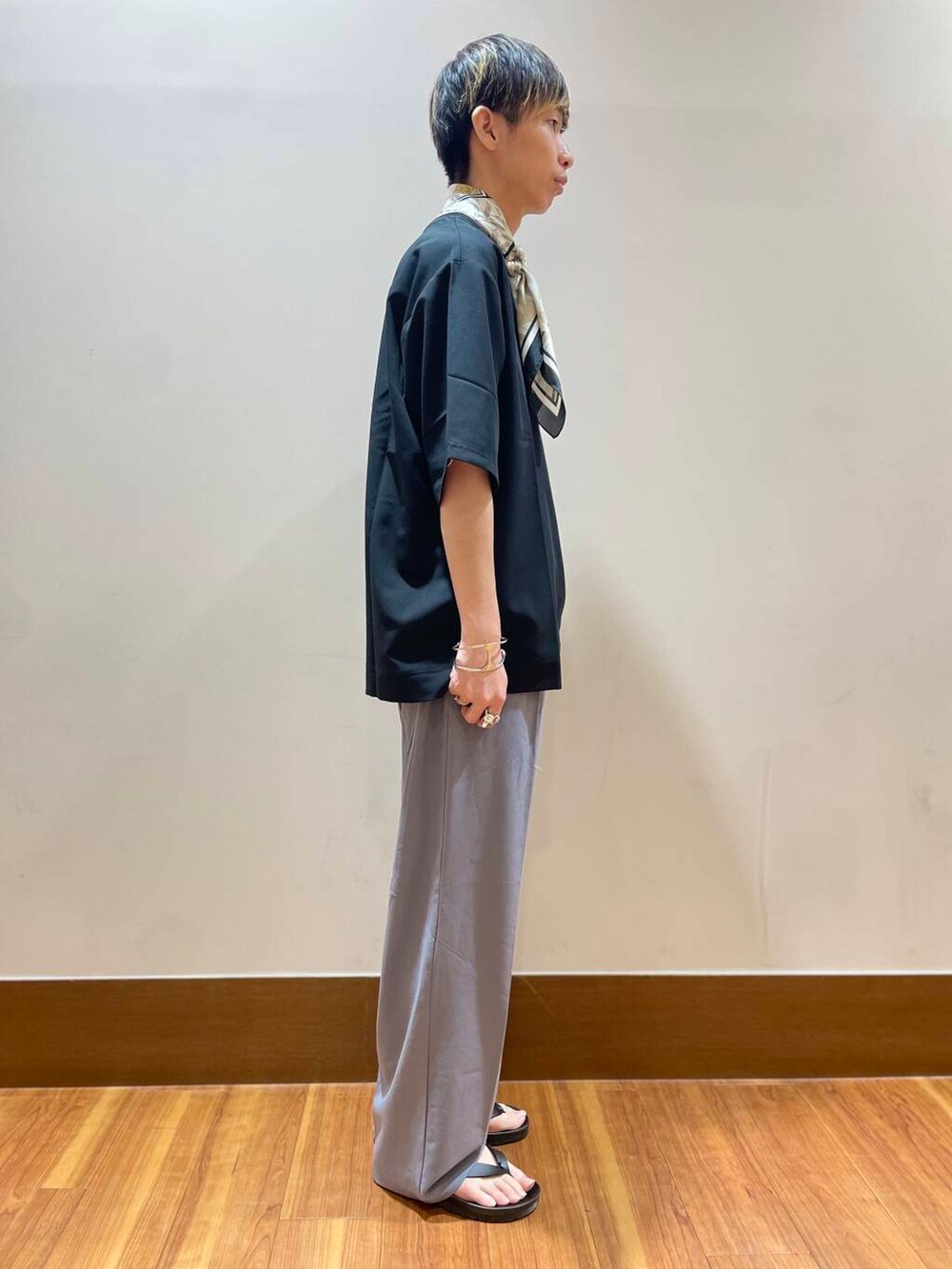 ホワイト系のTシャツ/カットソー、グレー系のその他パンツ、ブラック系のTシャツ/カットソーを着用したメンズの夏コーディネートの4枚目の写真