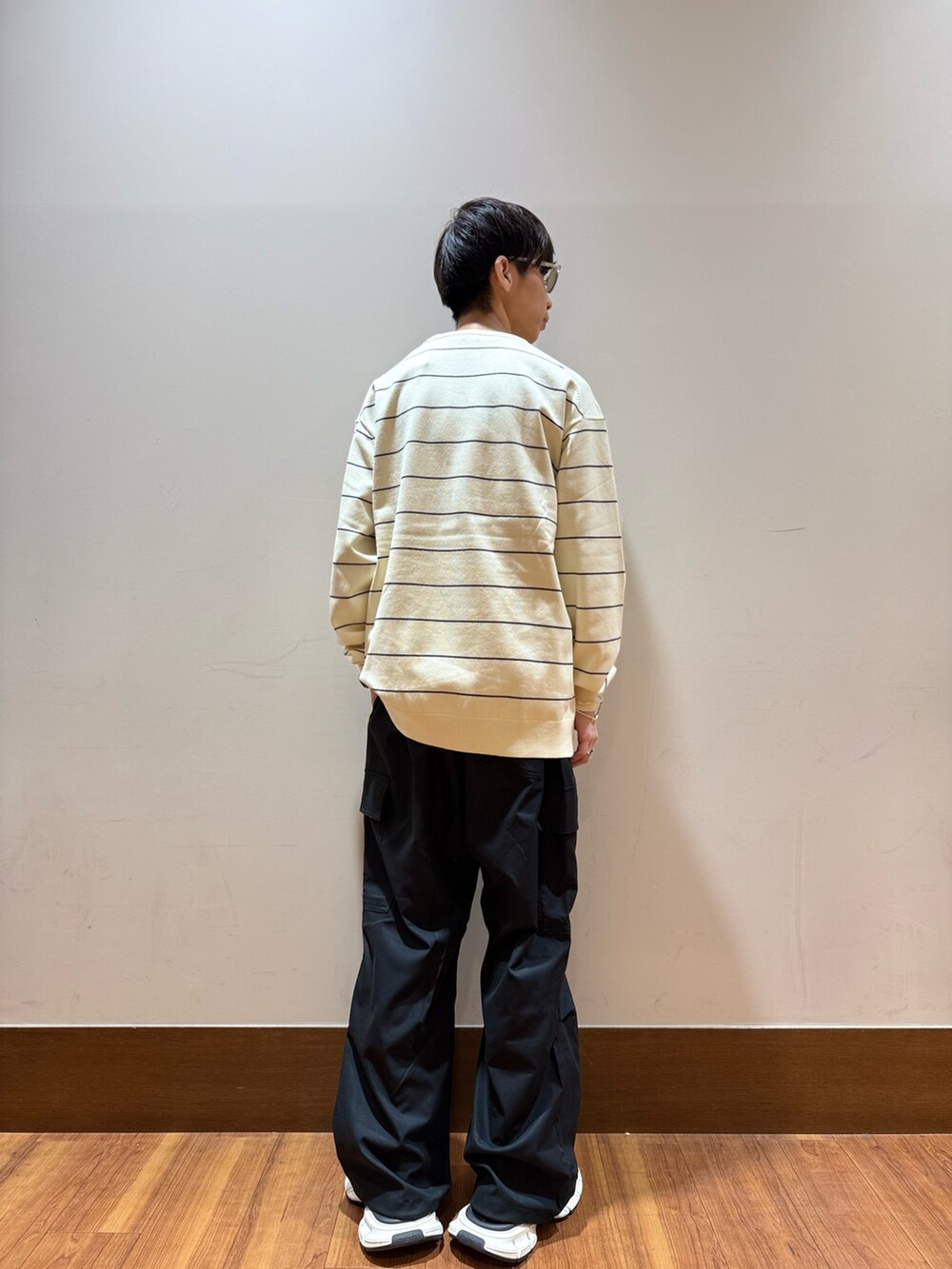 ホワイト系のニット/セーター、ブラック系のその他パンツを着用したメンズの秋コーディネートの3枚目の写真