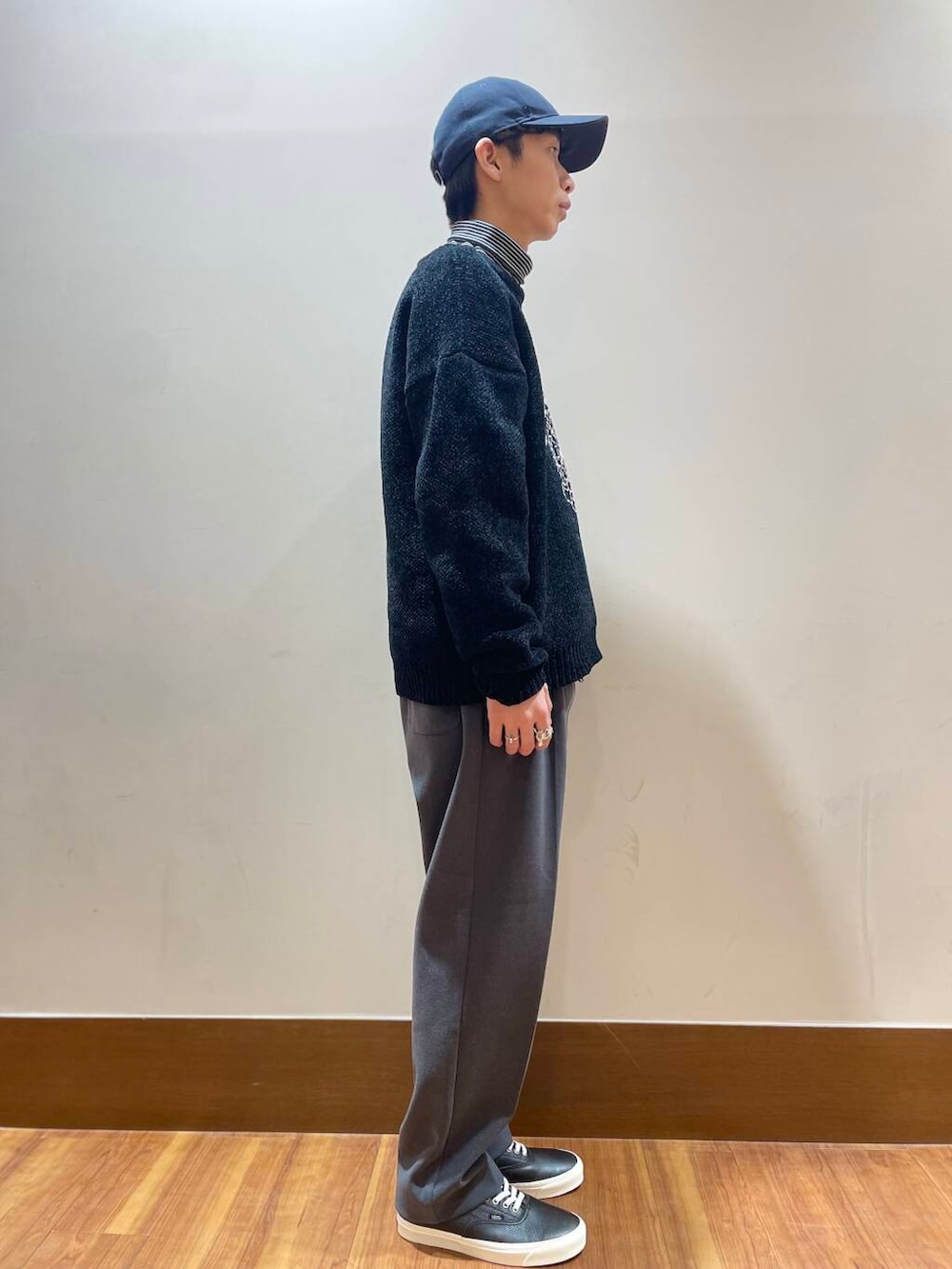 その他のTシャツ/カットソー、ブラック系のスニーカー、ブラック系のニット/セーターを着用したメンズの冬コーディネートの4枚目の写真